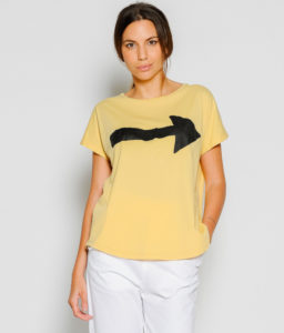 Camiseta amarilla con estampado de flecha
