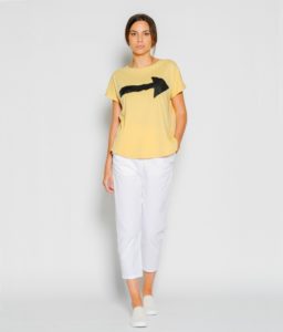 Camiseta amarilla con estampado de flecha