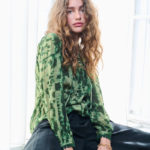 Blusa romántica verde estampado tie dye de Atelier Reve