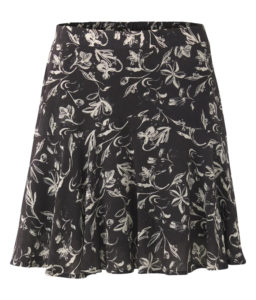 falda corta con estampado flores de yaya